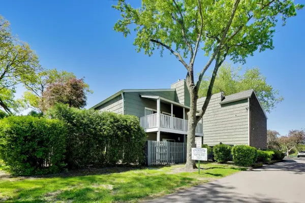 1520 Stonebridge TRL #2-1, Wheaton, IL 60189