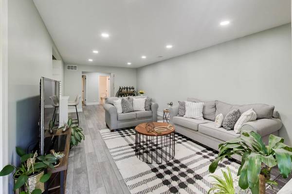 1520 Stonebridge TRL #2-1, Wheaton, IL 60189