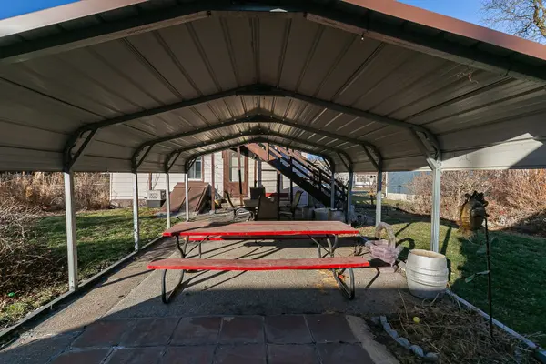 2115 W 4 ST, Davenport, IA 52802
