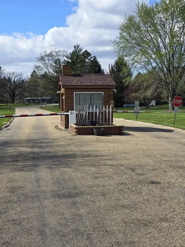 211 Maple LN, Dixon, IL 61021