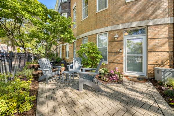 2477 W Montrose AVE, Chicago, IL 60618