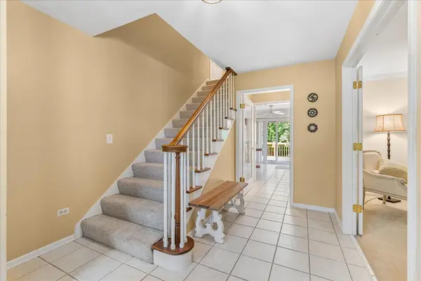 2244 Country Knoll LN, Elgin, IL 60123