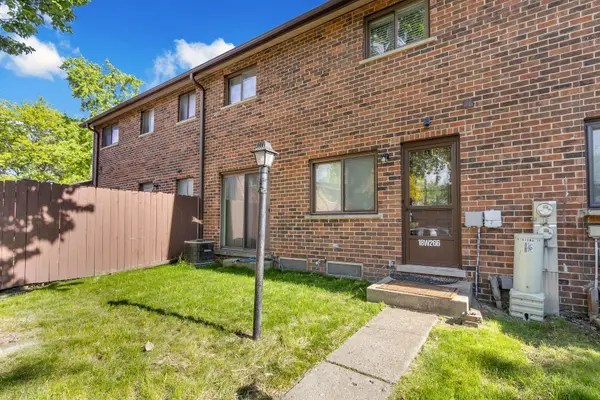 18w266 Knollwood LN, Villa Park, IL 60181