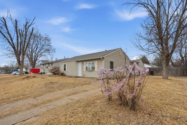 3202 W 67th ST, Davenport, IA 52806