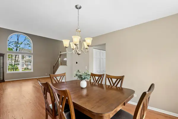139 N Crooked Lake LN, Lindenhurst, IL 60046