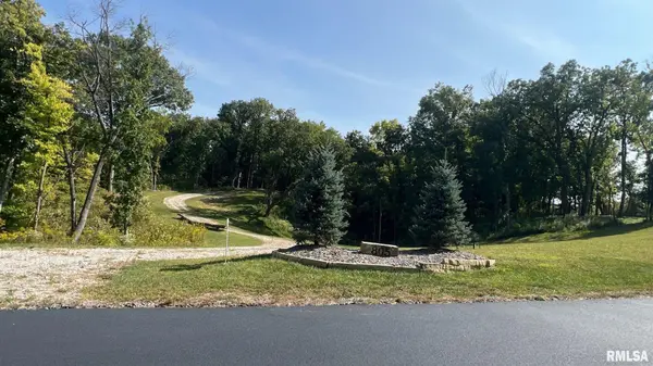 805 W 5TH Street LN, Coal Valley, IL 61240