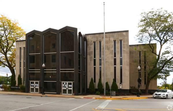 1 E Benton ST #304, Aurora, IL 60505