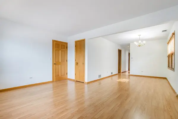 6120 W Eastwood AVE #2, Chicago, IL 60630