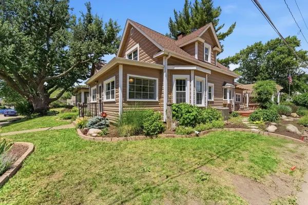 940 Jones ST, Bettendorf, IA 52722