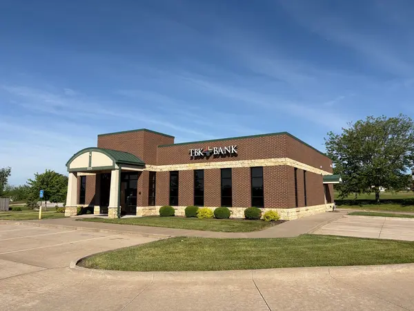 3325 W Kimberly RD, Davenport, IA 52806