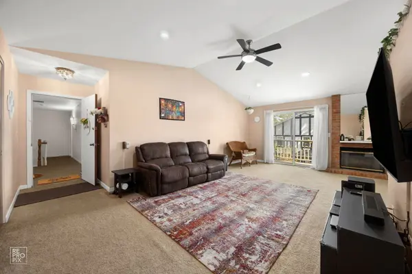 156 W Golf RD #E, Libertyville, IL 60048