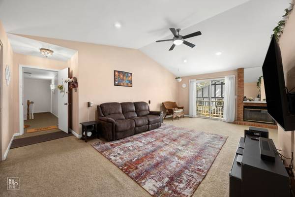 156 W Golf RD #E, Libertyville, IL 60048