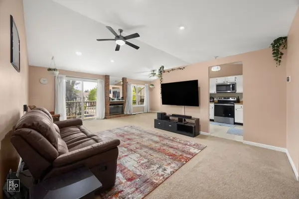 156 W Golf RD #E, Libertyville, IL 60048