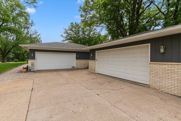 116 Elmhurst LN, Riverdale, IA 52722