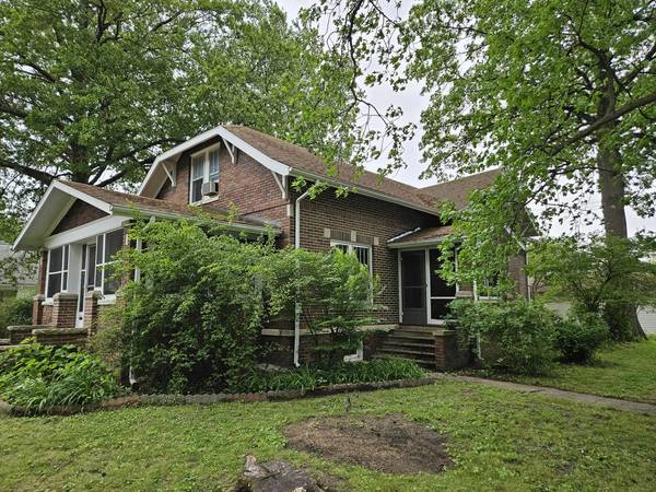 402 E 5th ST, Flora, IL 62839