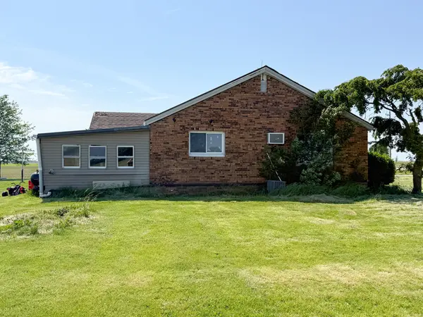 5991 Kinmundy RD, Louisville, IL 62858
