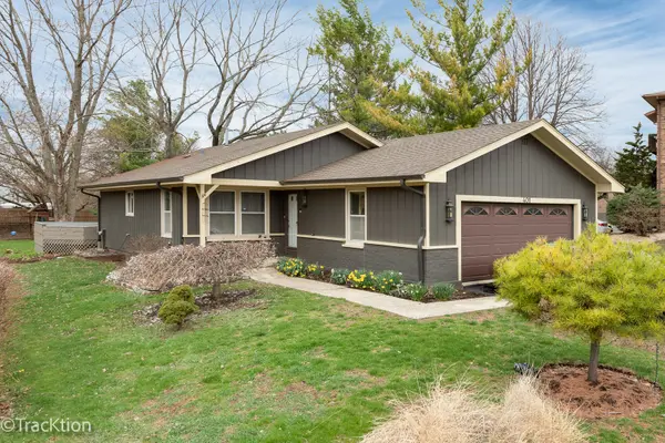 401 S Whispering Hills DR, Naperville, IL 60540