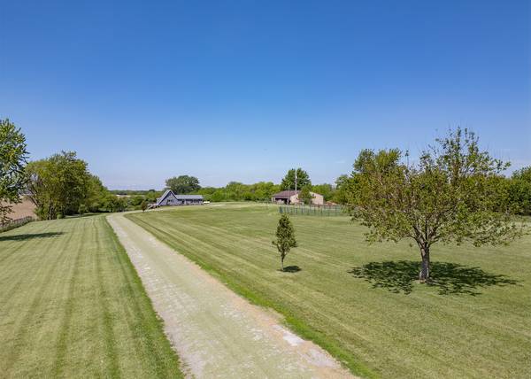 1042 290th ST, Viola, IL 61486