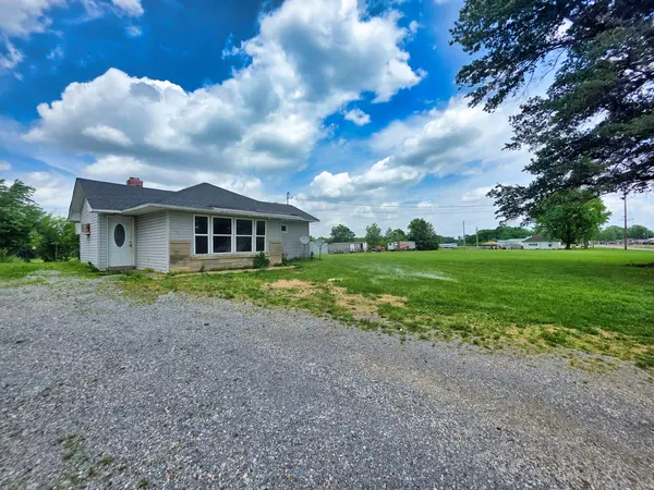 343 S 1st ST SE, Clay City, IL 62824