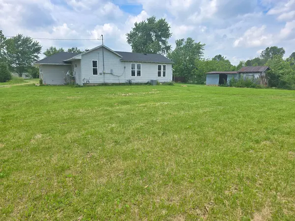 343 S 1st ST SE, Clay City, IL 62824