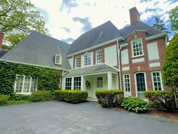 220 Shadowood LN, Northfield, IL 60093