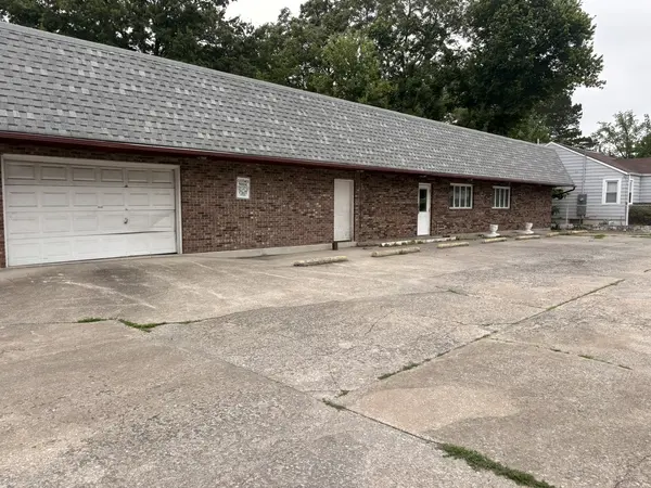 1201 N Main ST, Benton, IL 62812