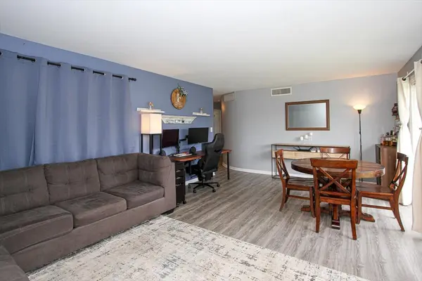 2300 Old Tavern RD #203, Lisle, IL 60532