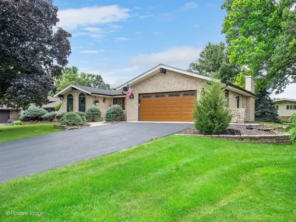 10s240 Hampshire LN W, Willowbrook, IL 60527