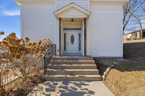 204 N 2nd ST, Leclaire, IA 52753