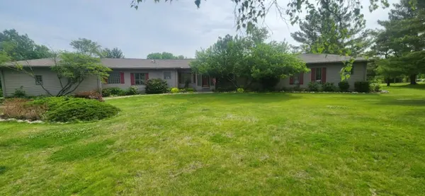 1814 Hickory LN, Dixon, IL 61021