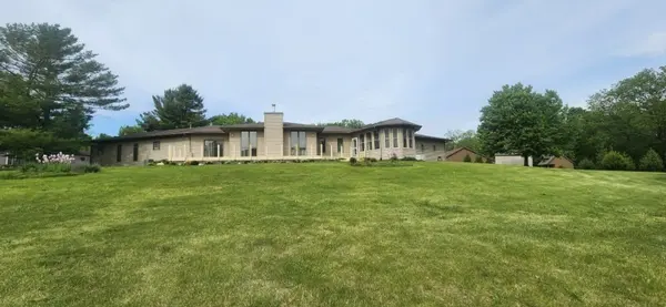 1814 Hickory LN, Dixon, IL 61021