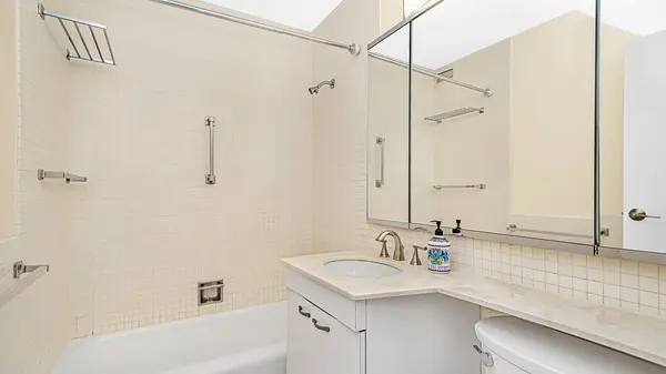 400 E RANDOLPH ST #1621, Chicago, IL 60601