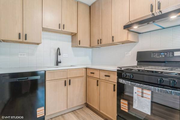 5809 N Rogers AVE, Chicago, IL 60646