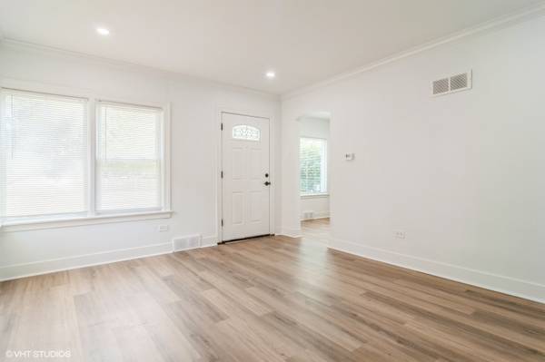5809 N Rogers AVE, Chicago, IL 60646