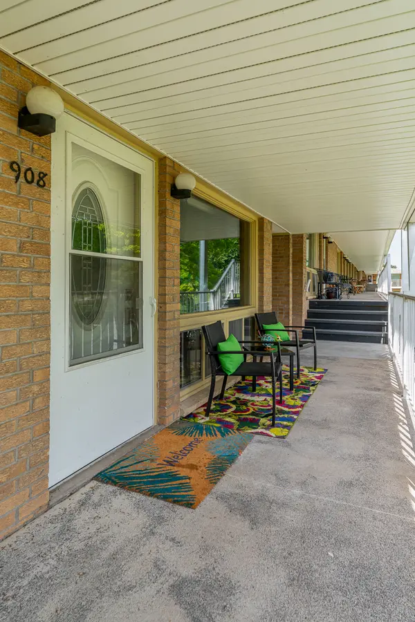 1104 Kimberly RD #908, Bettendorf, IA 52722