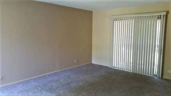 2275 Country Club DR #11, Woodridge, IL 60517
