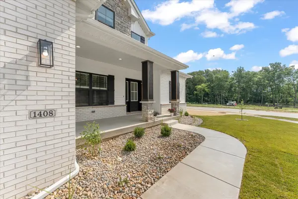 1408 Ravenwood DR, Mahomet, IL 61853