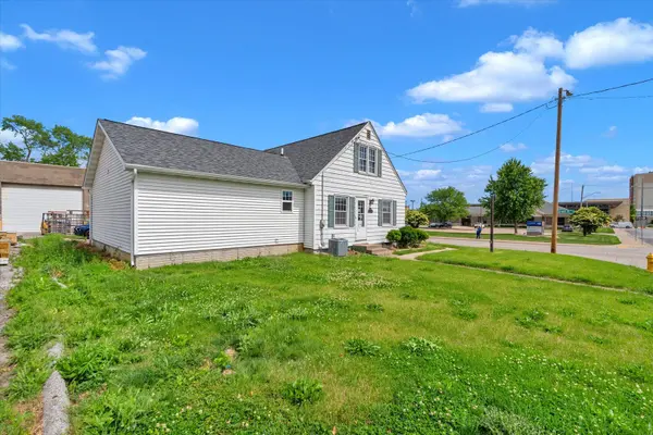 1906 Grant ST, Bettendorf, IA 52722