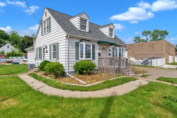 1906 Grant ST, Bettendorf, IA 52722