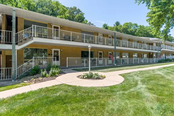 1104 KIMBERLY RD #804, Bettendorf, IA 52722