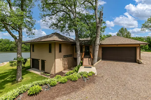 2642 250th ST, De Witt, IA 52472