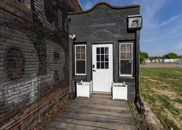 110 N 2nd ST, Clinton, IA 52732