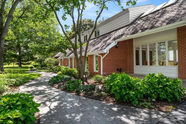 6N056 Surrey RD, Wayne, IL 60184