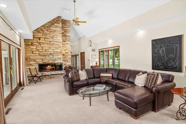 6N056 Surrey RD, Wayne, IL 60184