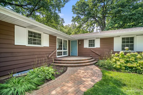 6N373 Oakwood DR, St. Charles, IL 60175