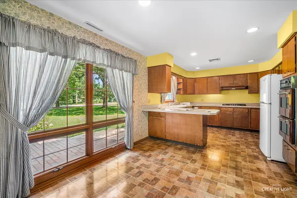 6N373 Oakwood DR, St. Charles, IL 60175