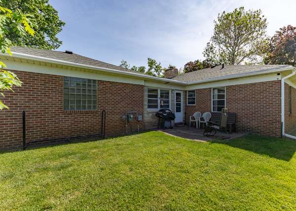1030 N 3rd ST, Clinton, IA 52732