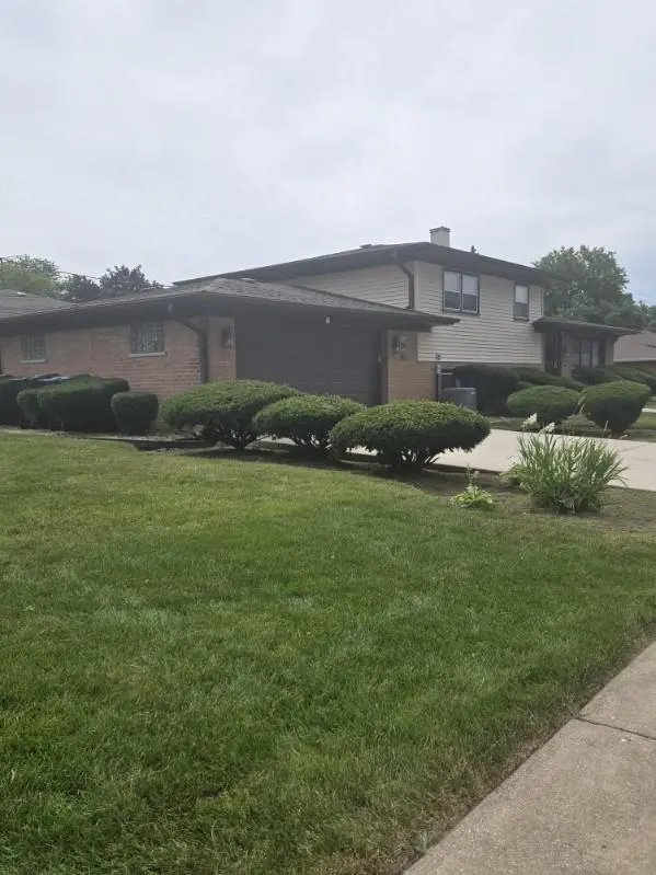 15643 Gouwens LN, South Holland, IL 60473