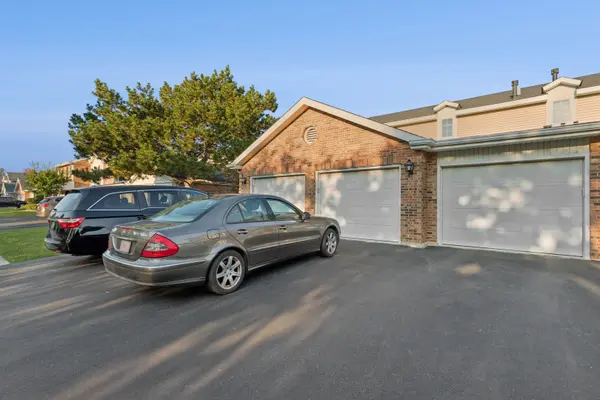7235 Willow Way LN #B, Willowbrook, IL 60527