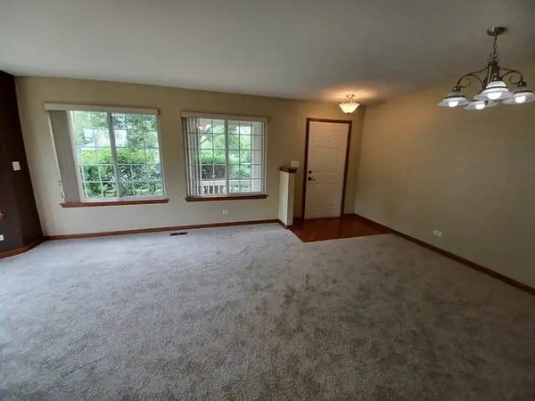661 Lincoln Station DR, Oswego, IL 60543